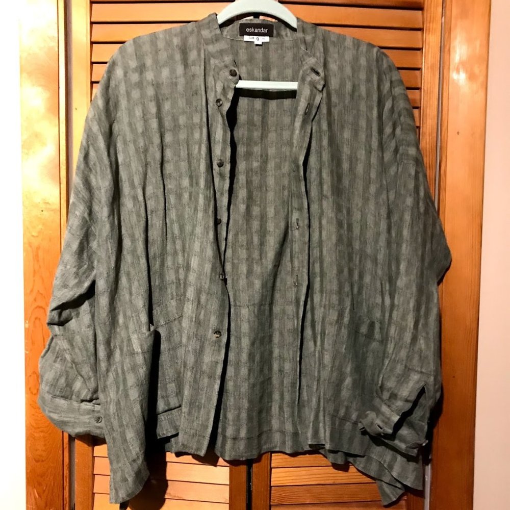 eskandar button up top